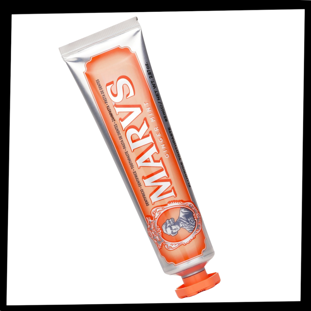 Dentifício branqueador de menta da marca Marvis, produto de cuidados bucais com embalagem roxa e fórmula refrescante.
