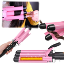 Fer à boucler Merzam en céramique avec triple barillet rose, outil de soin des cheveux pour boucles définies.