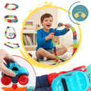 Véhicules de jeu Velocity Toys em uma pista de montanha-russa em miniatura com curvas e trilhas emocionantes.