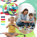 Vários veículos de jogo em mini circuito de montanhas russas da Velocity Toys, com trilhas e curvas coloridas.