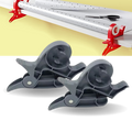 Suporte multifuncional 3M para papel de presente com trombones e pinças, segurando papel de embrulho decorativo.