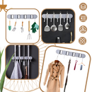 Suporte multifuncional para vassouras da Costway, ideal para organização e armazenamento de ferramentas de limpeza doméstica.