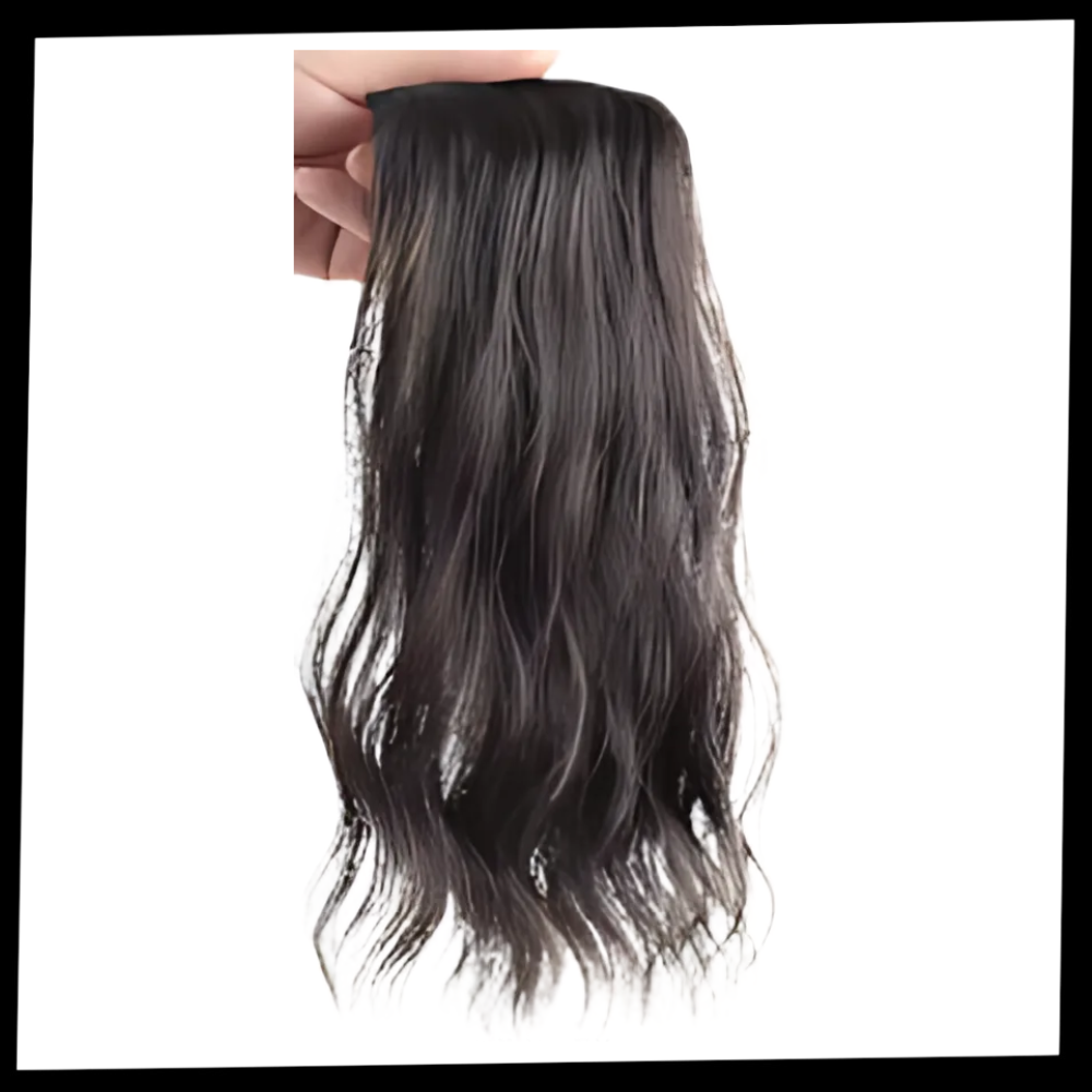 Extensões de cabelo naturais com clipes da marca Hairdo, mãos entrelaçadas segurando extensões de fios lisos e brilhantes