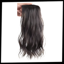 Extensões de cabelo naturais com clipes da marca Hairdo, mãos entrelaçadas segurando extensões de fios lisos e brilhantes