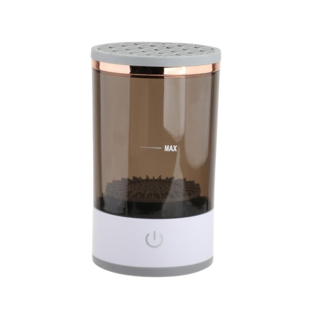 Pincel de maquiagem sendo limpo por um nettoyeur de pinceaux elétrico Nogis, dispositivo portátil e recarregável para cosméticos.