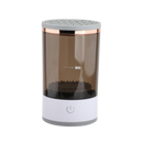 Pincel de maquiagem sendo limpo por um nettoyeur de pinceaux elétrico Nogis, dispositivo portátil e recarregável para cosméticos.