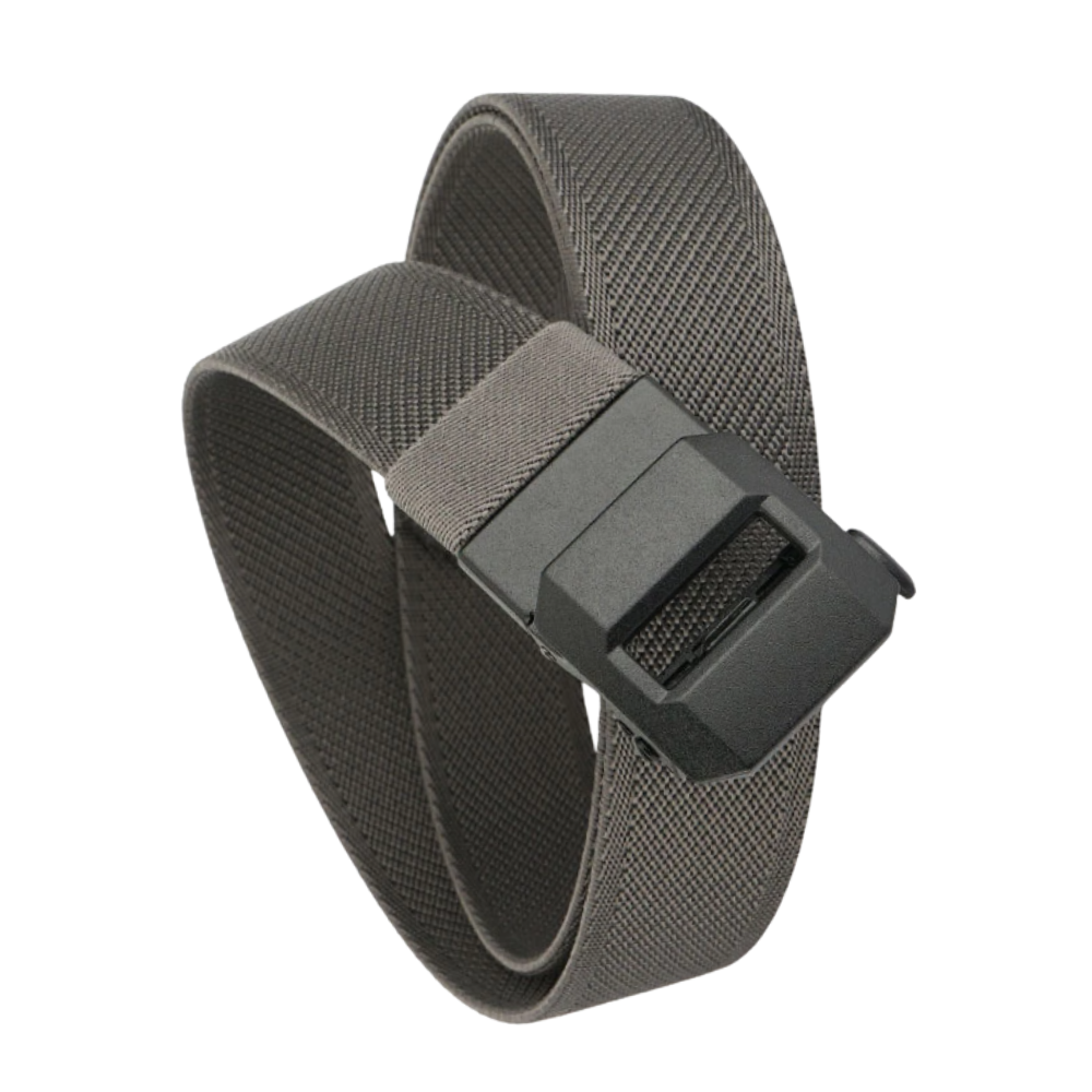 Cinto de nylon cinza escuro com fivela automática da marca Alfani, mostrando a fivela de encaixe resistente e ajuste fácil.