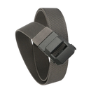 Cinto de nylon cinza escuro com fivela automática da marca Alfani, mostrando a fivela de encaixe resistente e ajuste fácil.