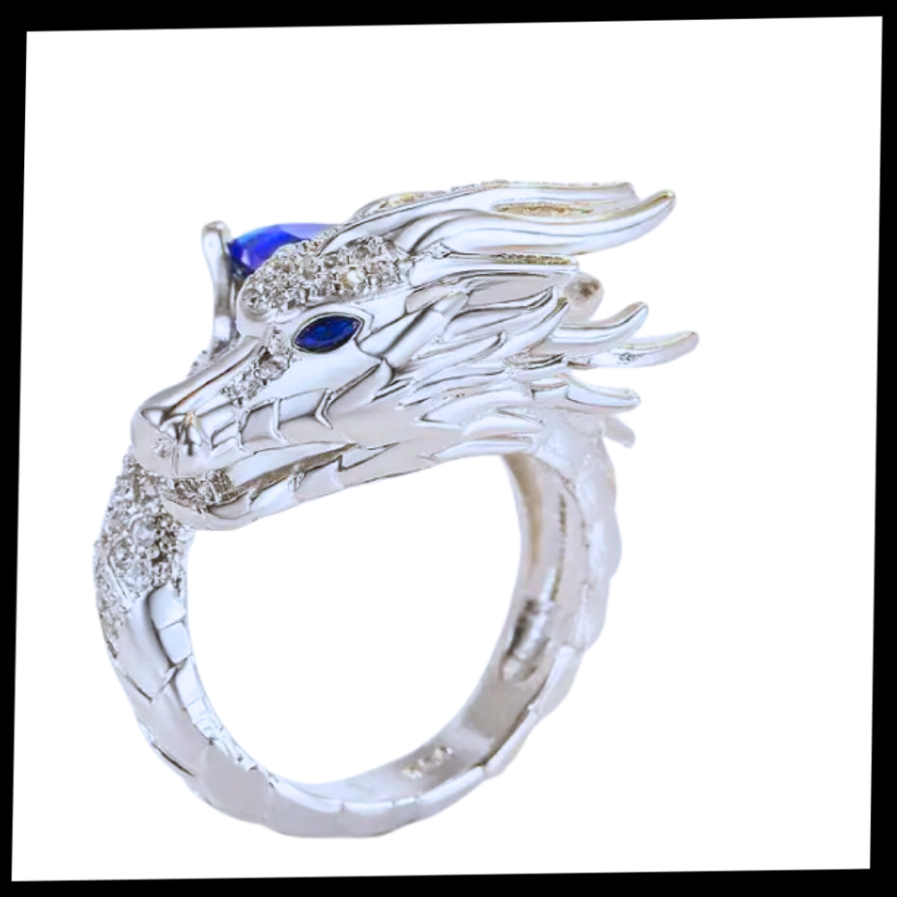 Anel artesanal único em prata com forma de dragão, criado pela marca Saekor, destaque para detalhes detalhados e design elegante.