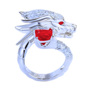 Anel artesanal único em prata com design de dragão, feito pela marca Saekor, destaque na imagem.