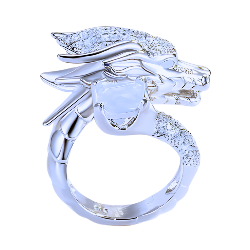 Anel artesanal único da Saekor em prata, com design de dragão detalhado, em destaque contra fundo branco.