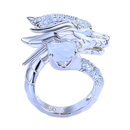 Anel artesanal único da Saekor em prata, com design de dragão detalhado, em destaque contra fundo branco.