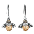 Brincos em forma de abelha da Sanume, detalhes dourados e acabamento delicado, para um visual elegante e divertido.