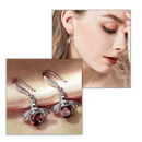 Brincos de ouro Sanume em forma de abelha, detalhes delicados e acabamento brilhante, acessórios elegantes e femininos.