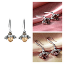 Brincos de orelha em formato de abelha da marca Sanume, com detalhes dourados e design delicado.