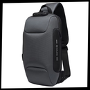 Bolsa transversal antivólho Shapeueng para viagens, com compartimentos seguros e design compacto em imagem de pacote.