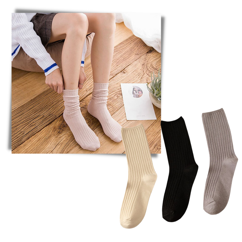 Três pares de meias de algodão com canelado da Sierra Socks, cores creme, preto e marrom, para mulheres, detalhes visíveis.