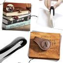 Marca-página magnético de couro personalizado da Menrkoo, com design elegante e acabamento fino para marcar páginas de livros.