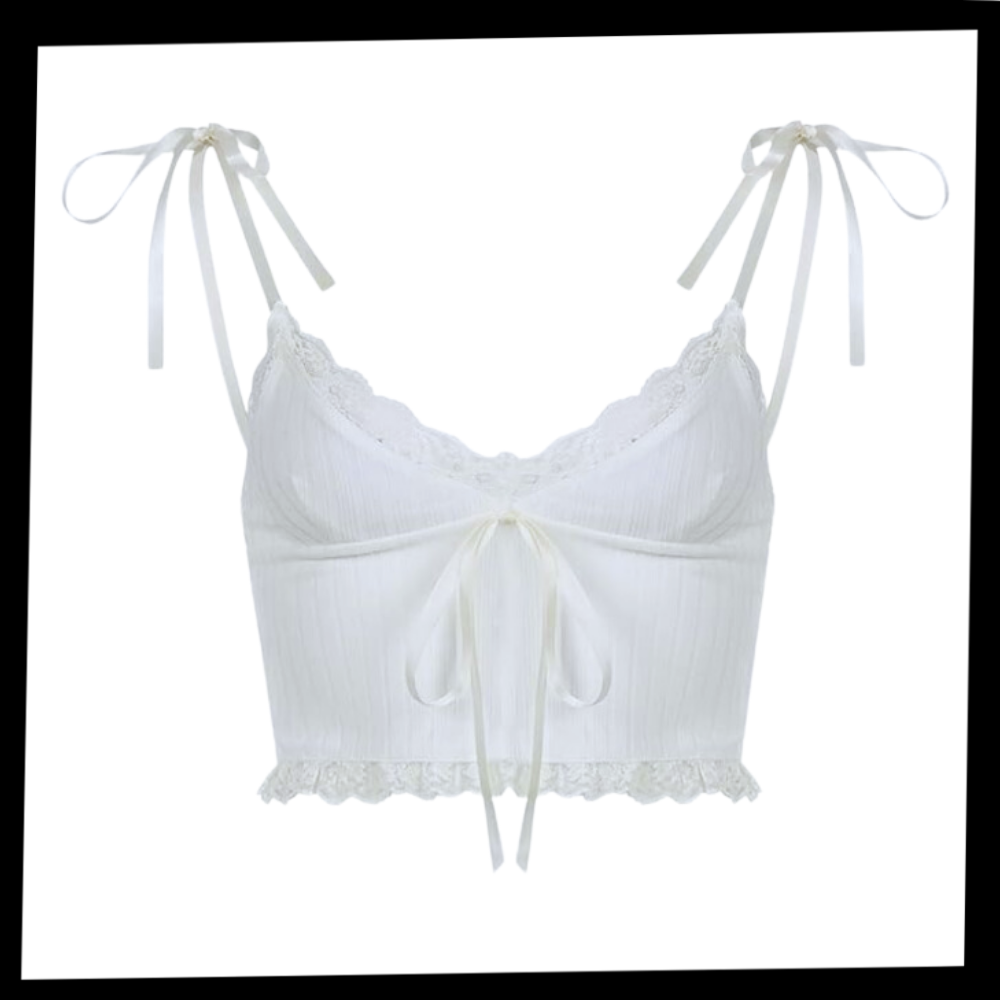 Croppper top com bordas de renda delicada da marca Yiwei, estilo feminino, ideal para looks casuais e elegantes.