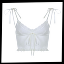 Croppper top com bordas de renda delicada da marca Yiwei, estilo feminino, ideal para looks casuais e elegantes.