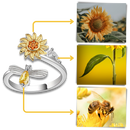 Anel Helevia com girador de girassol, detalhe de girassol dourado e acabamento natural, feito em prata.