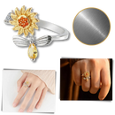 Anel de prata dourada com girador de girassol da marca Helevia, detalhe de anel com flor de girassol em movimento.