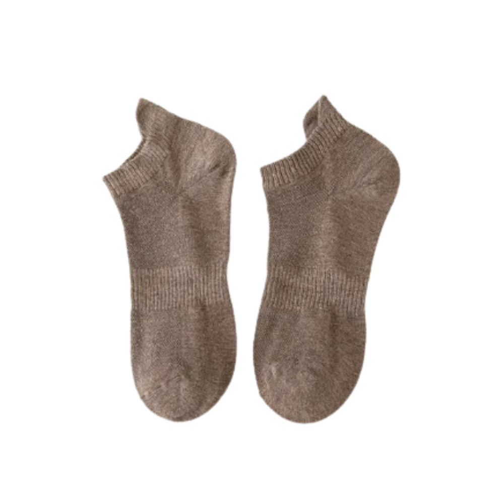 Meias ankle confortáveis para homem da marca Agand, em tom café, feitas de material suave e confortável.