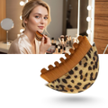 Escova facial Tapify para drenagem linfática, com cerdas de leopardo, usada para cuidados cosméticos e massagem facial.