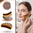 Escova facial Tapify para drenagem linfática, com design leopard, usada para estimular a circulação e cuidar da pele facial.