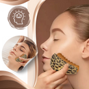 Escova facial Tapify para drenagem linfática, com design de leopardo, usada para massagear e estimular a circulação facial.
