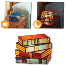 Lâmpada Leaqu de estilo intemporel com livros empilhados em design acolhedor e iluminação quente.