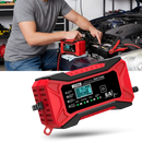 Carregador de bateria inteligente 12V para veículos Tomshoo, usado para manutenção de baterias automotivas.
