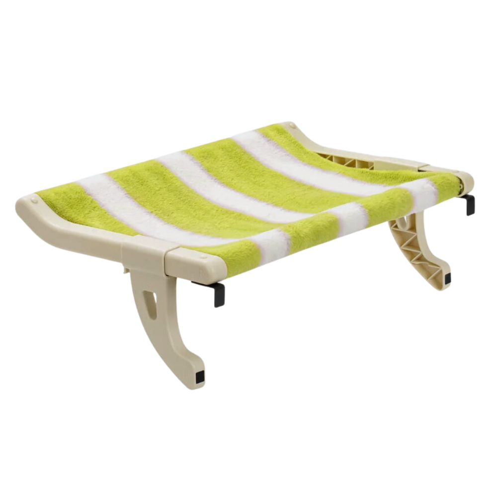 Le lit pour chat et perchoir de fenêtre sans outil de la marque Mewoofun, en couleur verte, fixé sur une fenêtre.