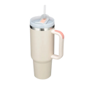 Copo grande com alça para carro da Kowaku, de artes de mesa, em cor creme, com capacidade ampliada para bebidas.