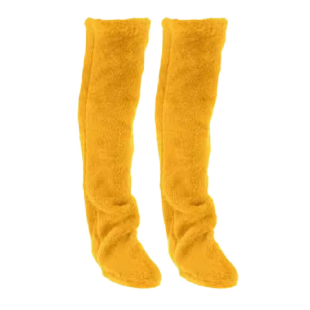 Meias longas e quentinhas da marca Segolike, feitas de material felpado amarelo, perfeitas para aquecer os pés no frio.