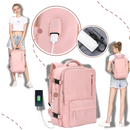 Mochila de viagem à prova d'água da Okeba com porta USB para carregamento, mostrando compartimentos resistentes e design moderno.