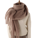 Cachecol feminino Sodial, tecido aconchegante e elegante na cor marrom, ideal para dias frios e estilo casual.