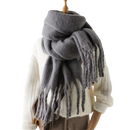 Xale feminino Sodial confortável e elegante na cor cinza escuro, tecido macio e perfeito para dias frios.