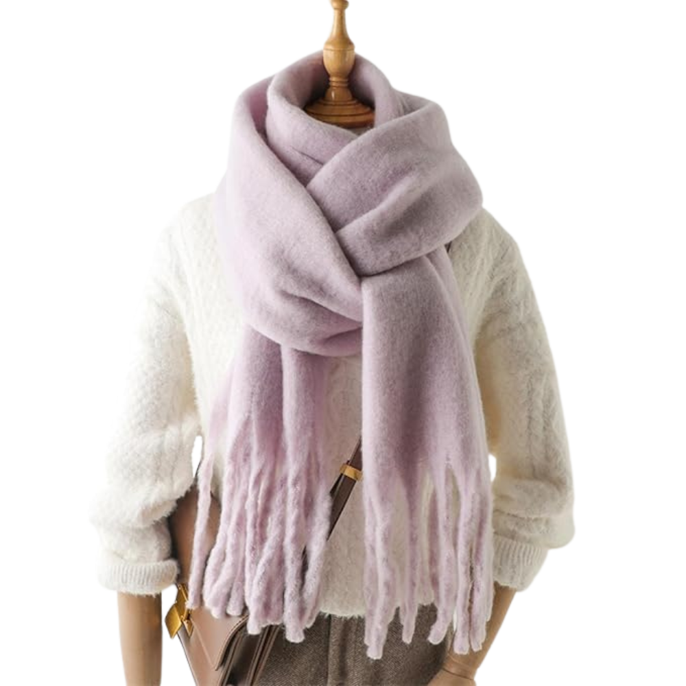 Cachecol feminino Sodial, tecido macio e aconchegante, em tom roxo suave, ideal para looks elegantes e confortáveis.