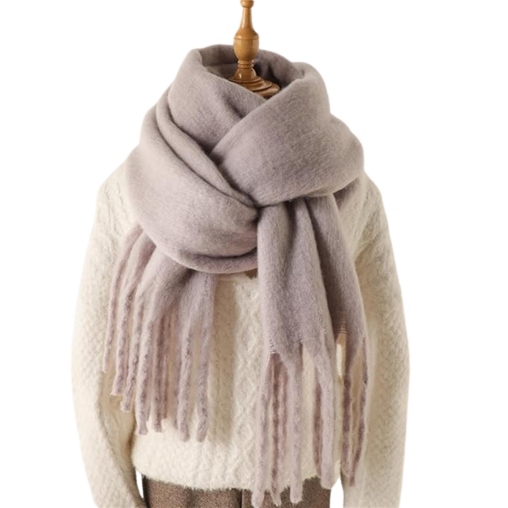 Cachecol feminino Sodial em cinza claro, tecido macio e aconchegante, ideal para complementar looks elegantes e confortáveis.