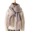 Cachecol feminino Sodial em cinza claro, tecido macio e aconchegante, ideal para complementar looks elegantes e confortáveis.