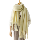 Cachecol feminino Sodial, tecido leve e aconchegante na cor amarelo claro, ideal para complementar looks elegantes e confortáveis.