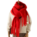 Echarpe feminina Sodial, tecido confortável e elegante na cor vermelha, ideal para dias frescos e looks estilosos.