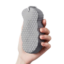 Esponja exfoliante suave para o corpo da marca Ybeny, de cor cinza, ideal para cuidados com a pele no banho.