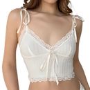 Haut curto branco da marca Yiwei com bordas em renda, detalhe delicado e estilo elegante para looks femininos.