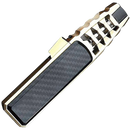 Briquet Yowell polivalente a gás preto com detalhes dourados, útil para acender churrasqueiras, velas e fogueiras.