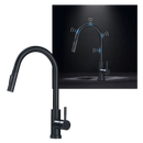 Robinet de cuisine Zovajonia flexible avec capteur, finition noir doré, pièce de plomberie moderne et pratique pour l'évier.