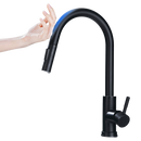 Robinet de cuisine Zovajonia, flexible avec capteur, en finition noir doré, pièce de plomberie moderne et pratique.